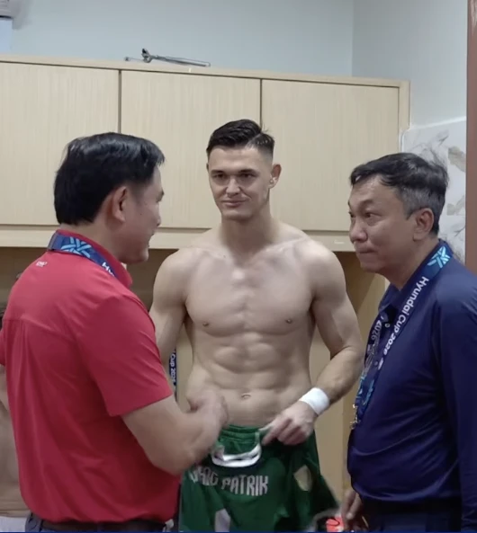 Patrik Lê Giang khoe body cuộn cuộn, hé lộ khoảnh khắc thót tim khi thoát thẻ đỏ: VAR đã cứu tôi - Hình 2