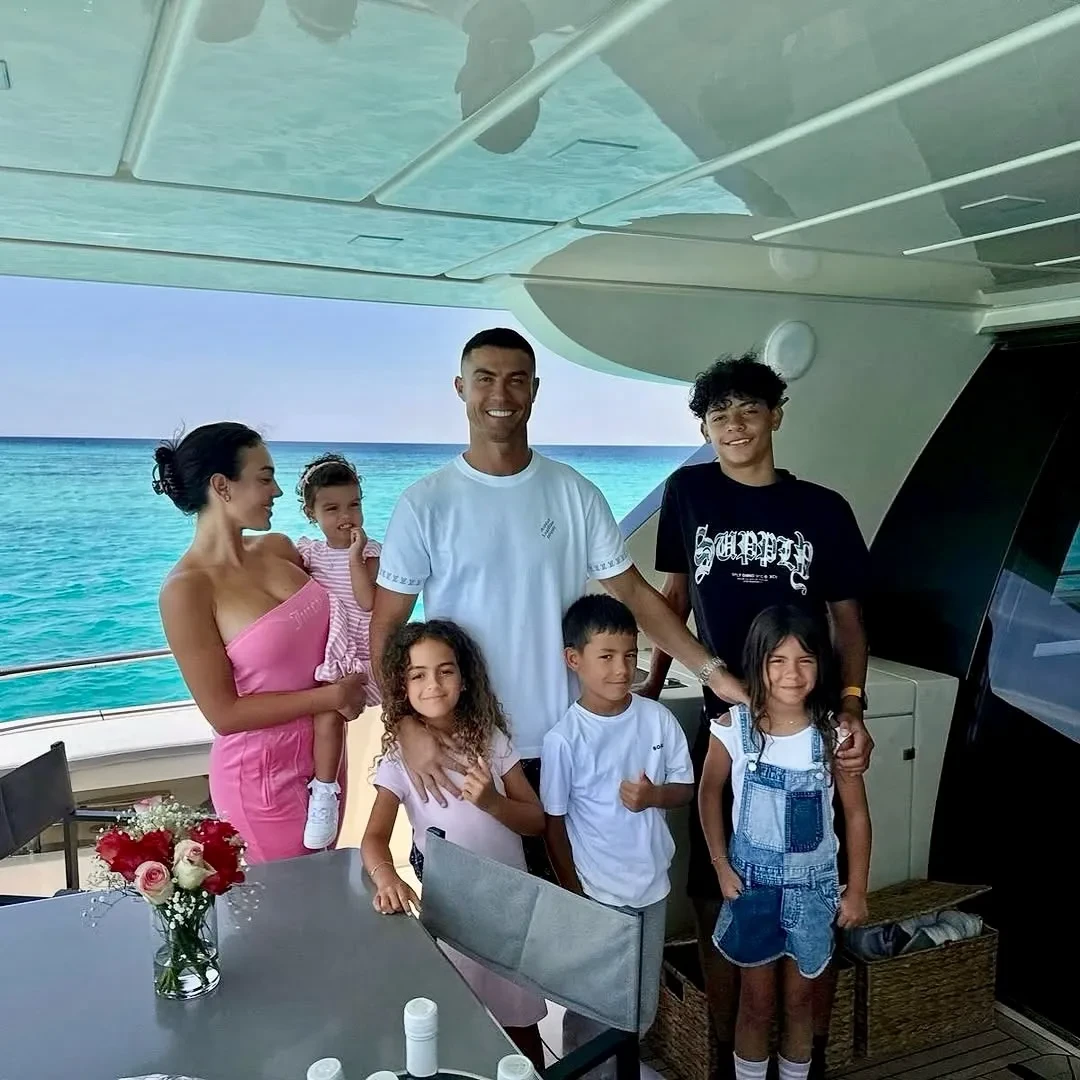 Ronaldo gây sốc khi tuyên bố kế hoạch giải nghệ, chỉ vài ngày sau lễ cưới bí mật với Georgina - Hình 2