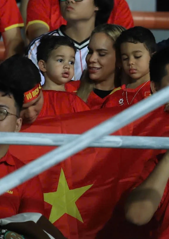 Vợ Xuân Son đọ sắc với vợ Xuân Mạnh trên khán đài Malaysia - Hình 2