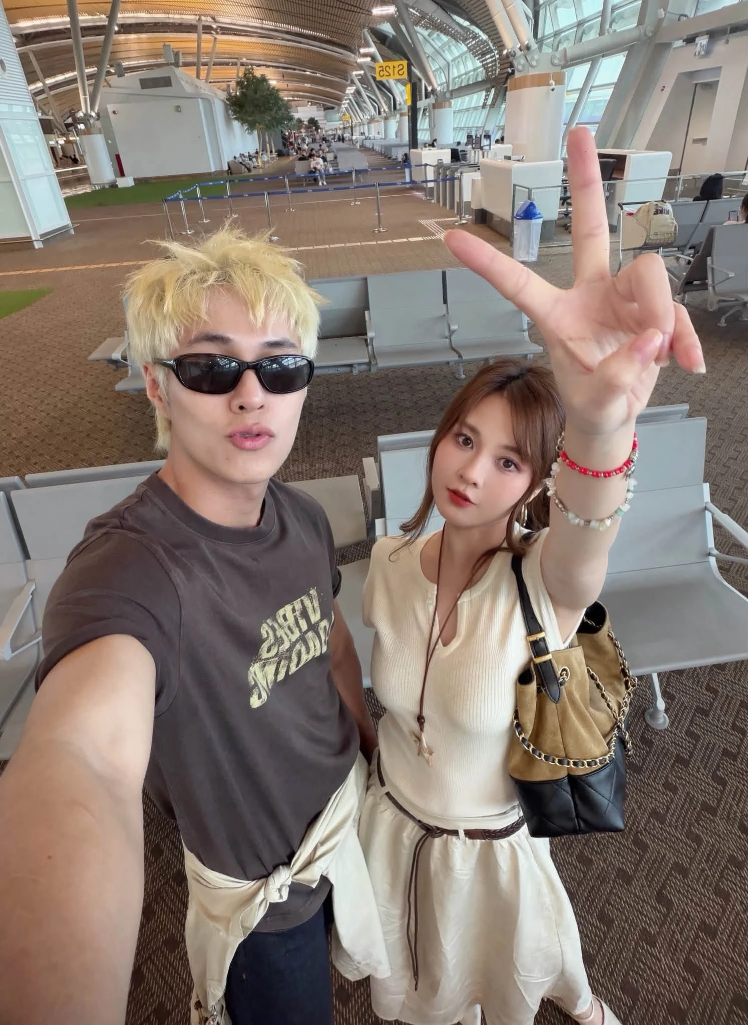 Bạn gái hơn 7 tuổi xuất hiện bên Anh trai say hi, còn được thơm má công khai - Hình 6