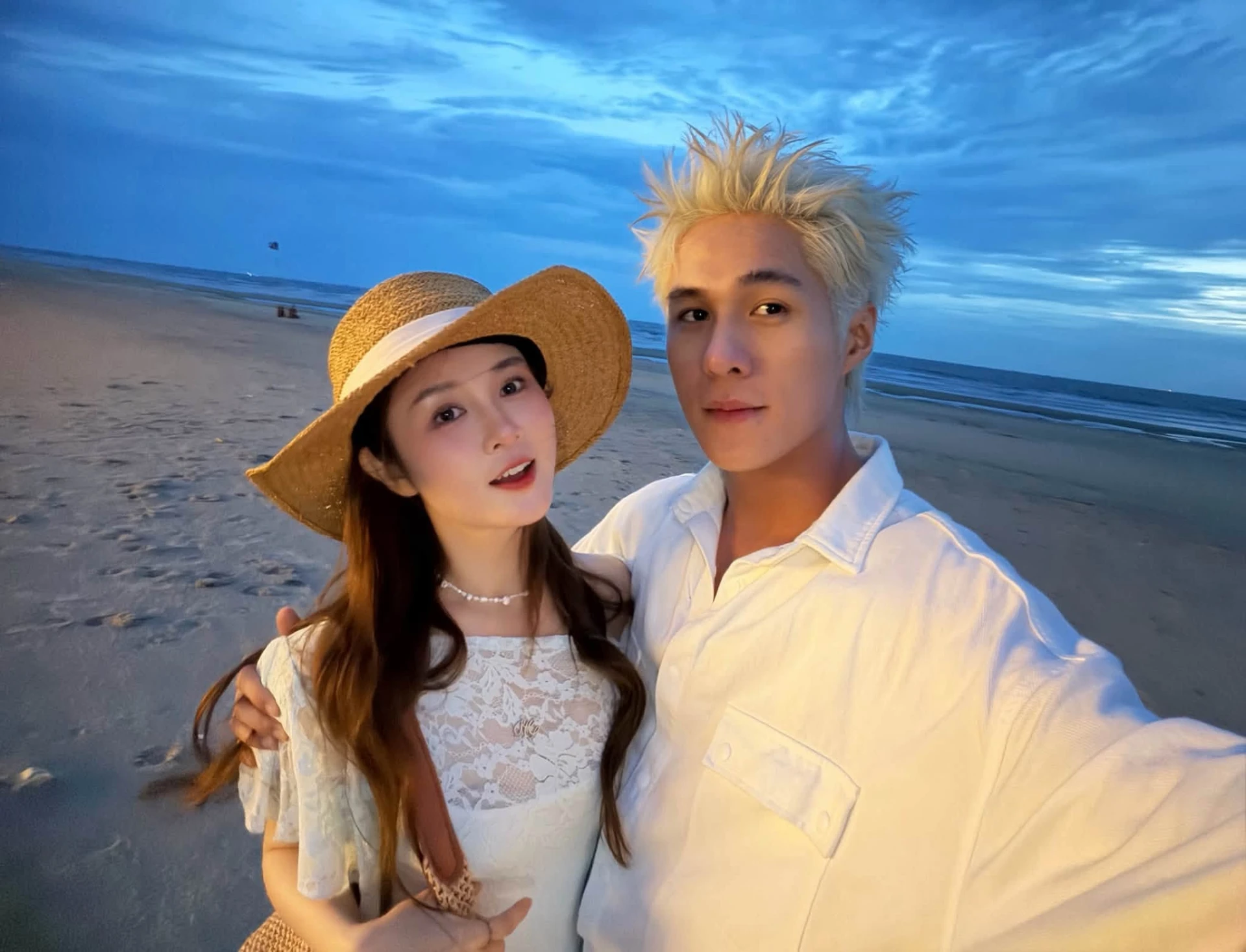 Bạn gái hơn 7 tuổi xuất hiện bên Anh trai say hi, còn được thơm má công khai - Hình 5