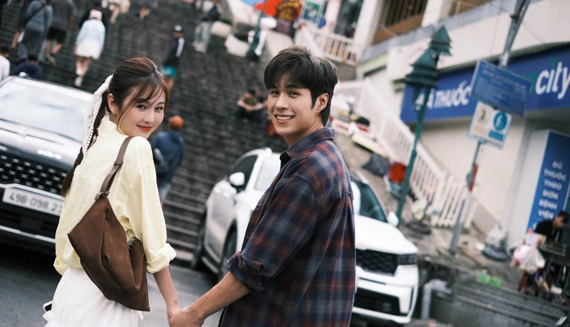 Bạn gái hơn 7 tuổi xuất hiện bên Anh trai say hi, còn được thơm má công khai - Hình 8