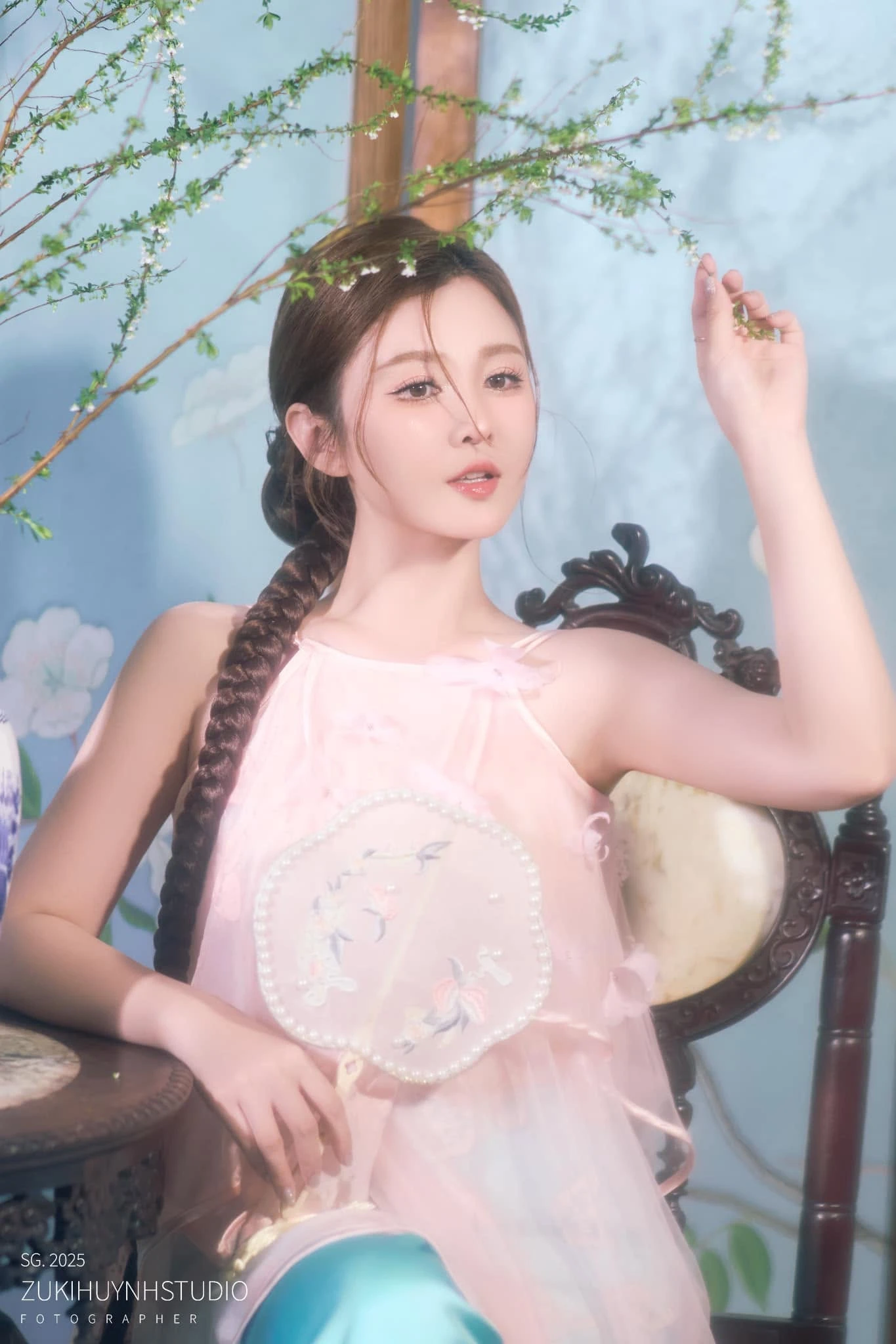 Bạn gái hơn 7 tuổi xuất hiện bên Anh trai say hi, còn được thơm má công khai - Hình 9