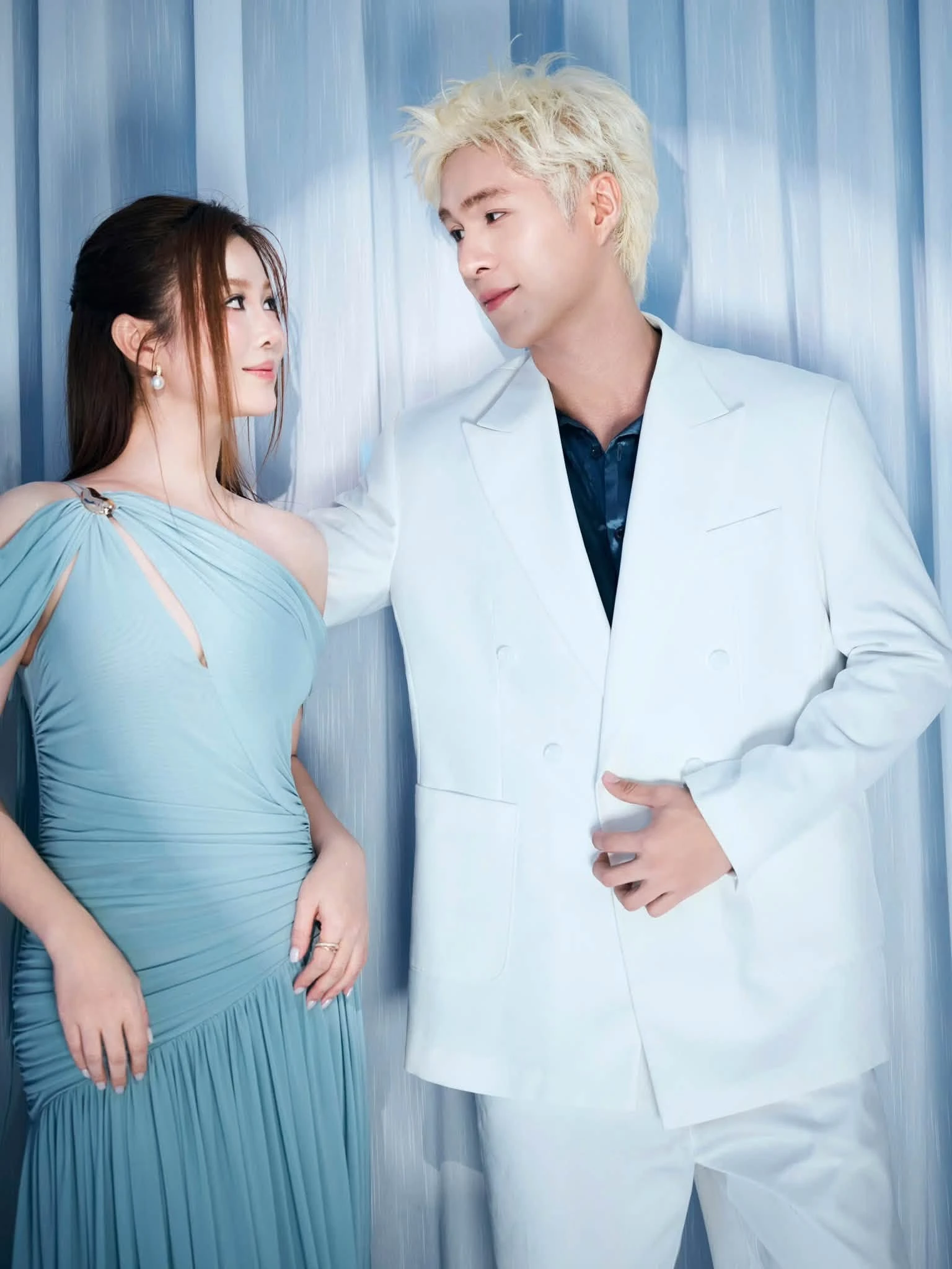 Bạn gái hơn 7 tuổi xuất hiện bên Anh trai say hi, còn được thơm má công khai - Hình 2
