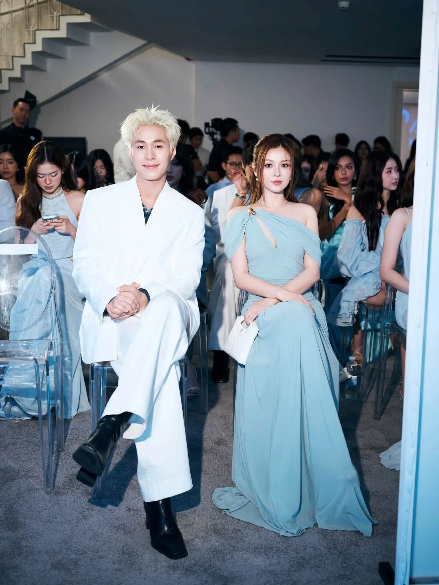 Bạn gái hơn 7 tuổi xuất hiện bên Anh trai say hi, còn được thơm má công khai - Hình 1