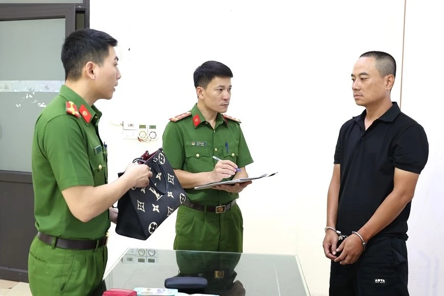 Bắt đối tượng đập kính ô tô trộm tài sản gần 1 tỷ đồng - Hình 1