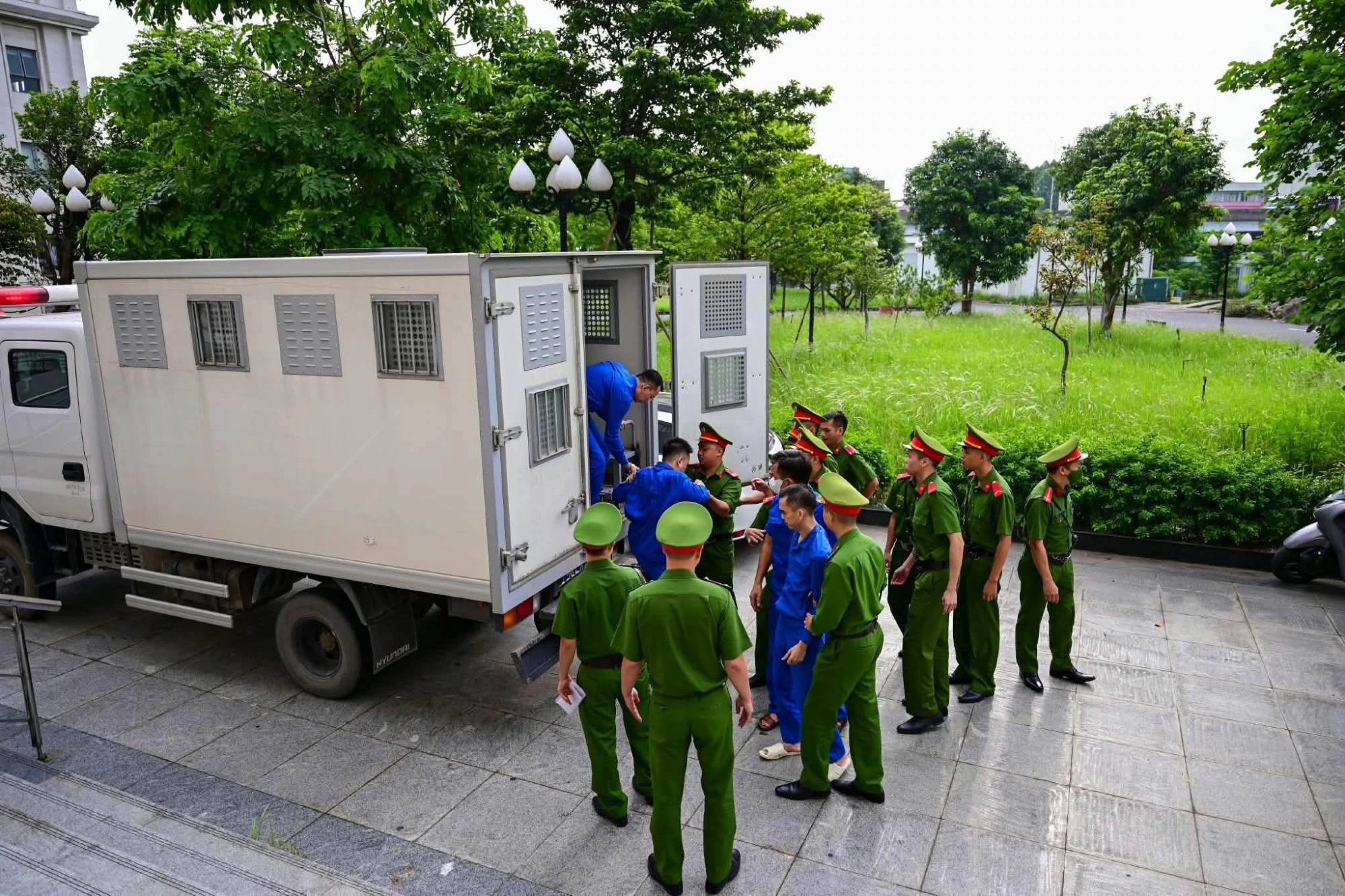 Cựu Thứ trưởng Nguyễn Bá Hoan và đồng phạm hầu tòa vì nhận hối lộ hơn 30 tỷ đồng - Hình 1