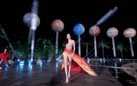 Hoa hậu Lương Thuỳ Linh té sõng soài trên sóng trực tiếp - Hình 1