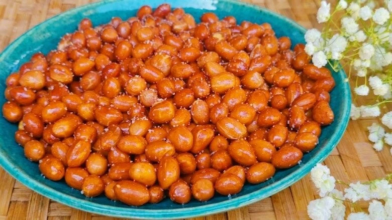 Làm lạc rang muối đừng cho ngay vào chảo, thêm 1 bước và 1 nguyên liệu, lạc giòn ngon thơm nức cả tuần - Hình 3