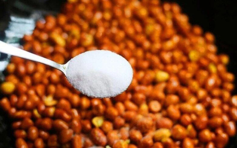 Làm lạc rang muối đừng cho ngay vào chảo, thêm 1 bước và 1 nguyên liệu, lạc giòn ngon thơm nức cả tuần - Hình 2