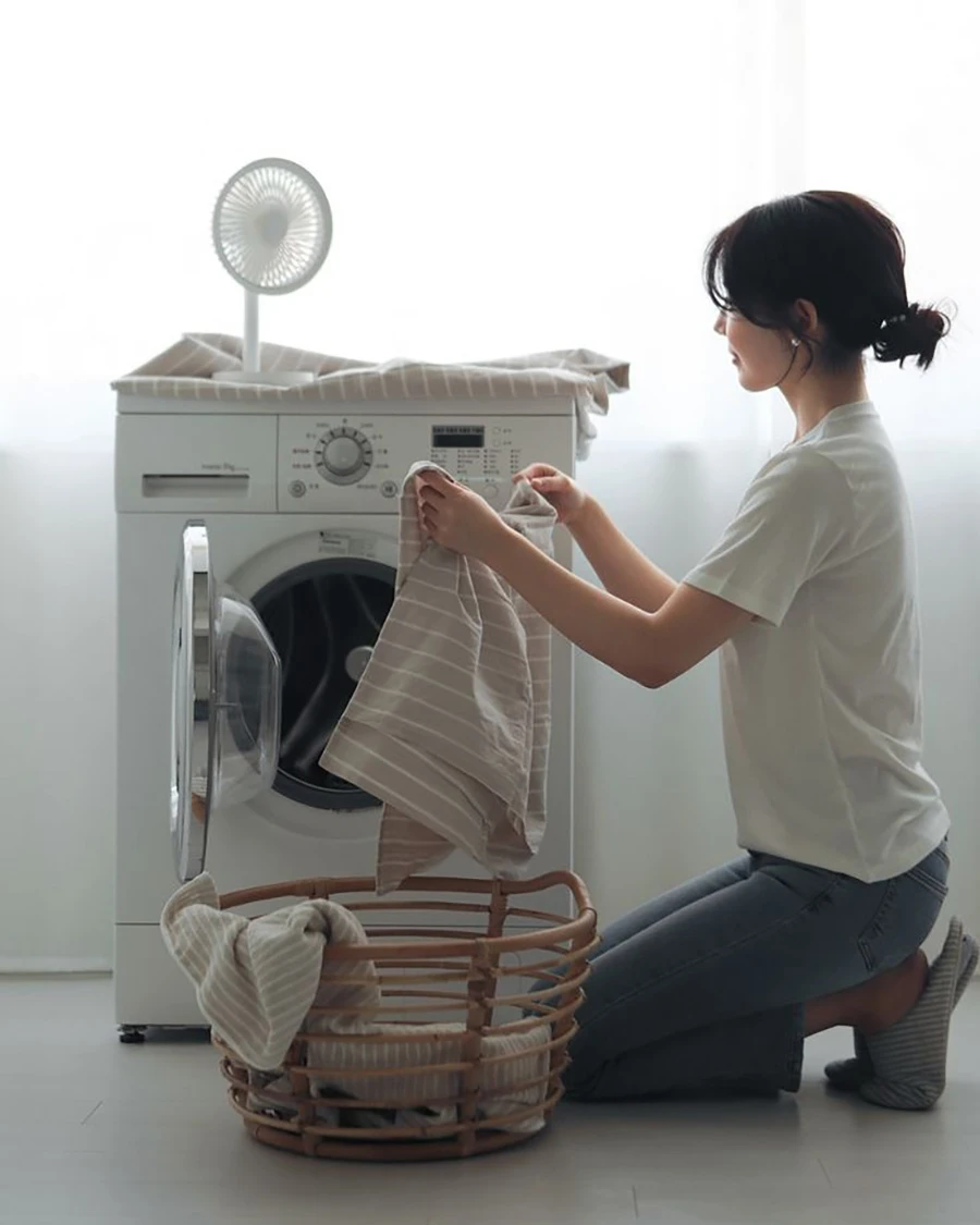Mùa thu đến, đừng vội cất hết đồ hè: 5 sai lầm khiến tủ quần áo càng dọn càng chật - Hình 3