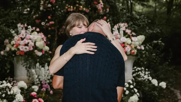 Taylor Swift khoe khéo nhẫn cưới - Hình 4