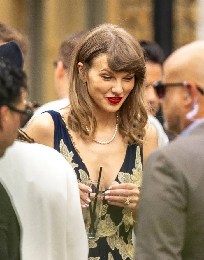 Taylor Swift khoe khéo nhẫn cưới - Hình 3