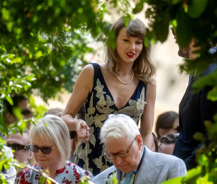 Taylor Swift khoe khéo nhẫn cưới - Hình 1