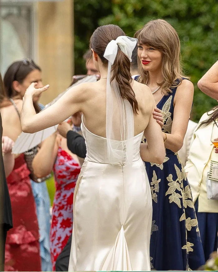 Taylor Swift khoe khéo nhẫn cưới - Hình 2