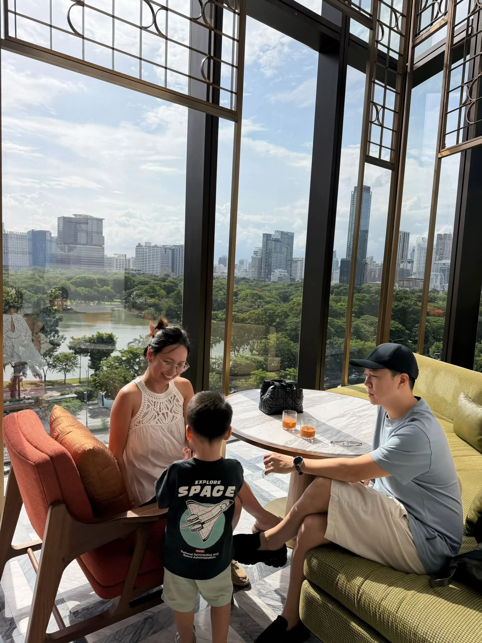 Tiến sĩ Tân Nhàn được bạn bè gửi lời chúc mừng, người đẹp Ngọc Trinh hở bạo - Hình 7
