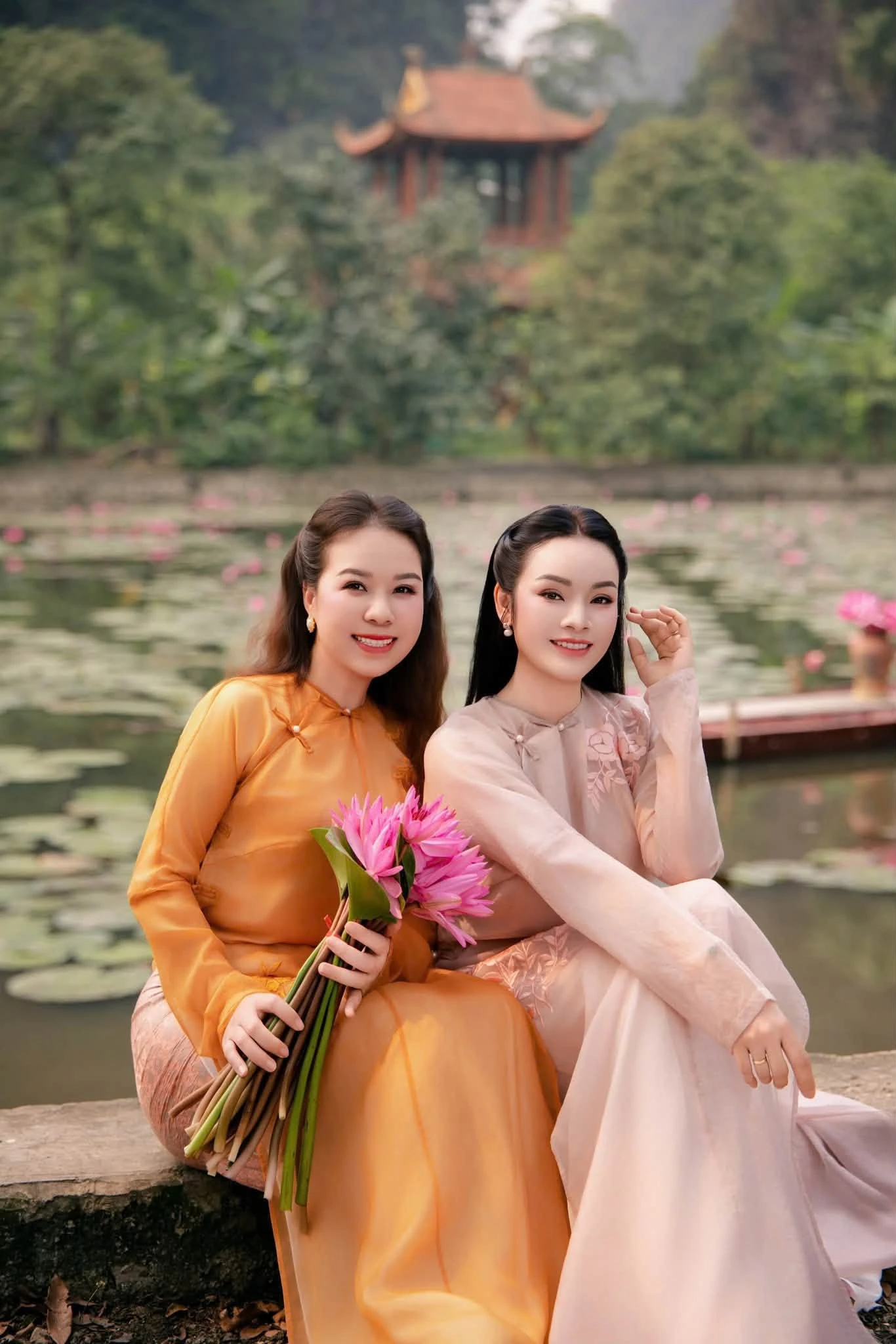 Tiến sĩ Tân Nhàn được bạn bè gửi lời chúc mừng, người đẹp Ngọc Trinh hở bạo - Hình 2