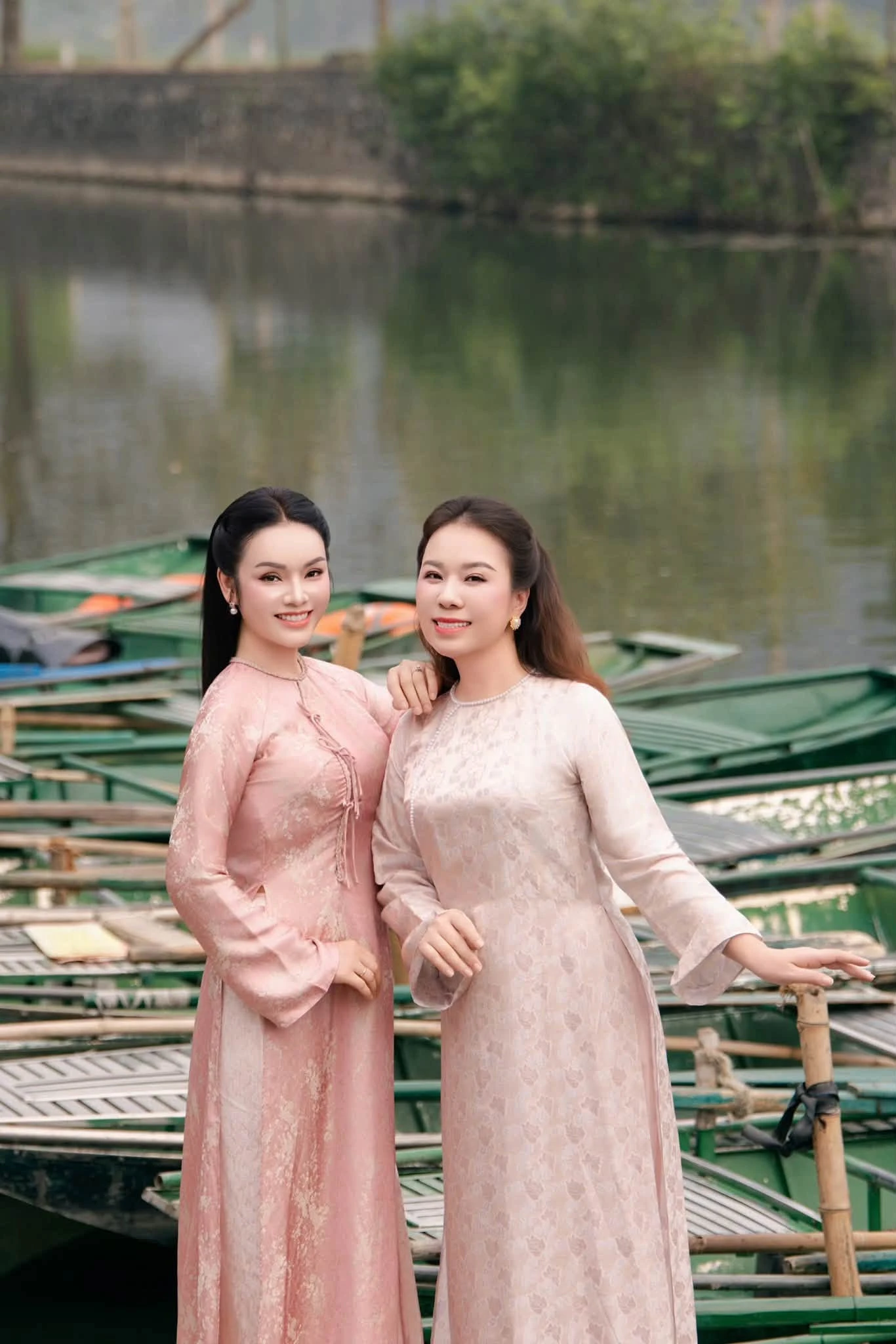 Tiến sĩ Tân Nhàn được bạn bè gửi lời chúc mừng, người đẹp Ngọc Trinh hở bạo - Hình 1