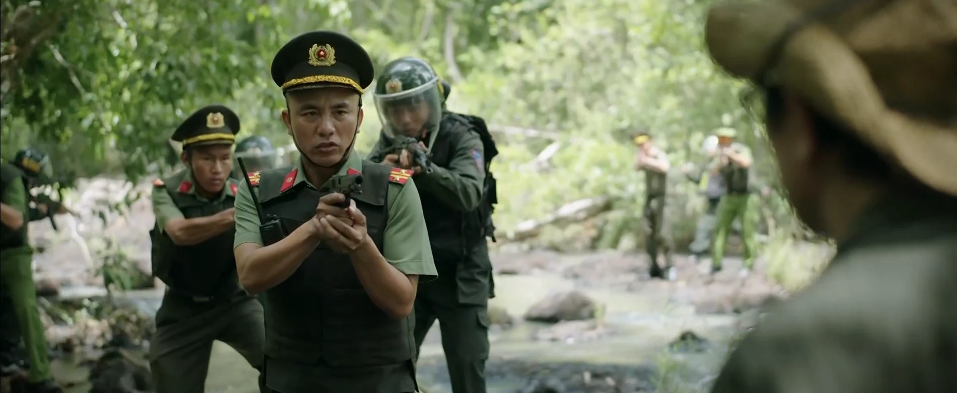 Trời cao nguyên xanh - Tập cuối: Tuấn và đồng đội tóm gọn toàn bộ nhóm phản động của Lok - Hình 8
