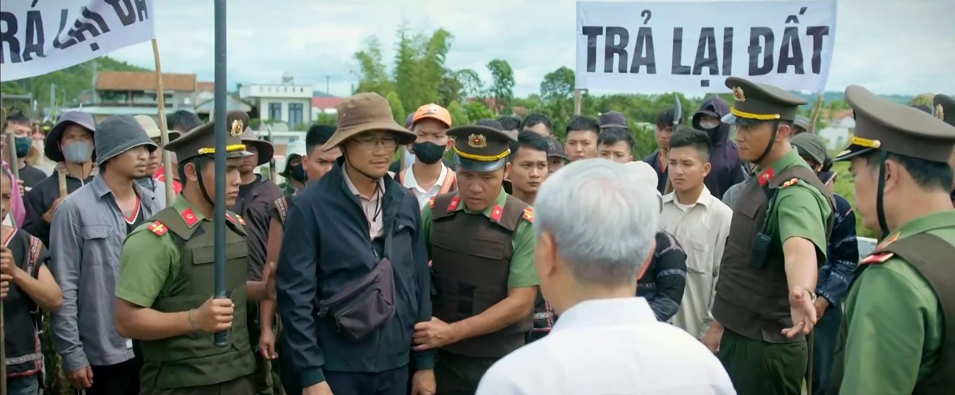 Trời cao nguyên xanh - Tập cuối: Tuấn và đồng đội tóm gọn toàn bộ nhóm phản động của Lok - Hình 13