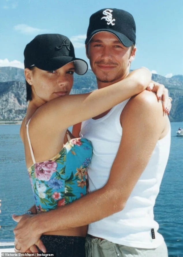 Victoria Beckham diện váy xuyên thấu khoe nội y sexy tình tứ bên David Beckham tại nơi lần đầu hẹn hò vào 29 năm trước - Hình 2