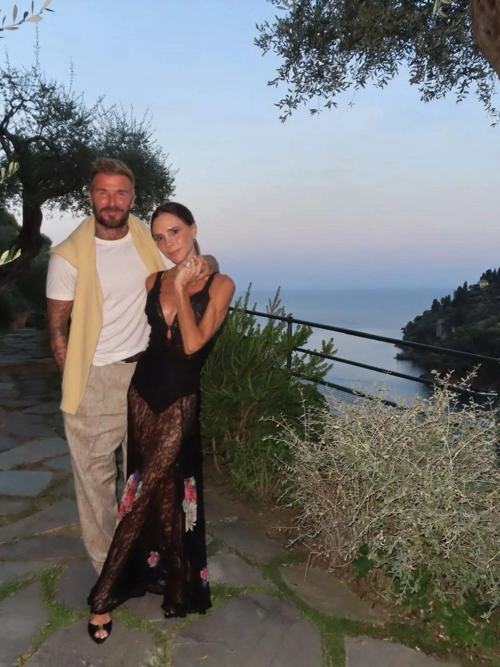 Victoria Beckham diện váy xuyên thấu khoe nội y sexy tình tứ bên David Beckham tại nơi lần đầu hẹn hò vào 29 năm trước - Hình 3