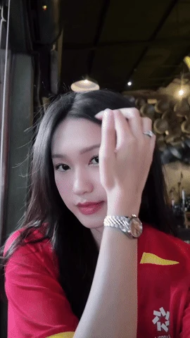 Doãn Hải My, Chu Thanh Huyền xinh đẹp đọ sắc sẵn sàng cổ vũ ĐT Việt Nam đấu Malaysia, visual mỗi người một vẻ mười phân vẹn mười - Hình 1