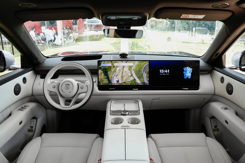 SUV dài hơn 5,3 mét, mạnh 571 mã lực, trang bị tối tân, giá gần 1,2 tỷ đồng - Hình 4