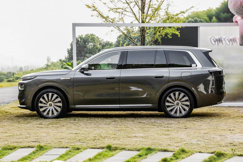 SUV dài hơn 5,3 mét, mạnh 571 mã lực, trang bị tối tân, giá gần 1,2 tỷ đồng - Hình 2