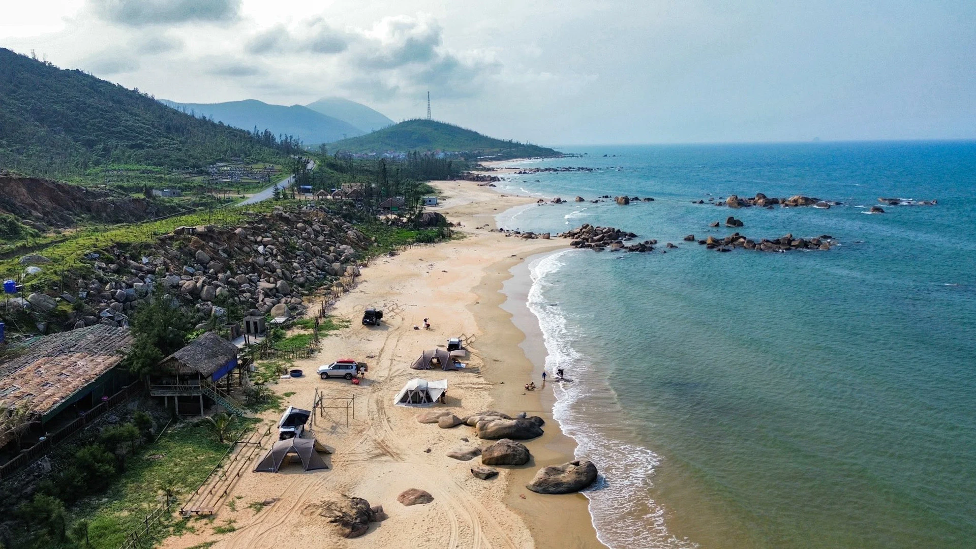 3 bãi biển được ví thiên đường ngủ quên, có nơi cách Hà Nội chỉ 6 tiếng lái xe - Hình 5