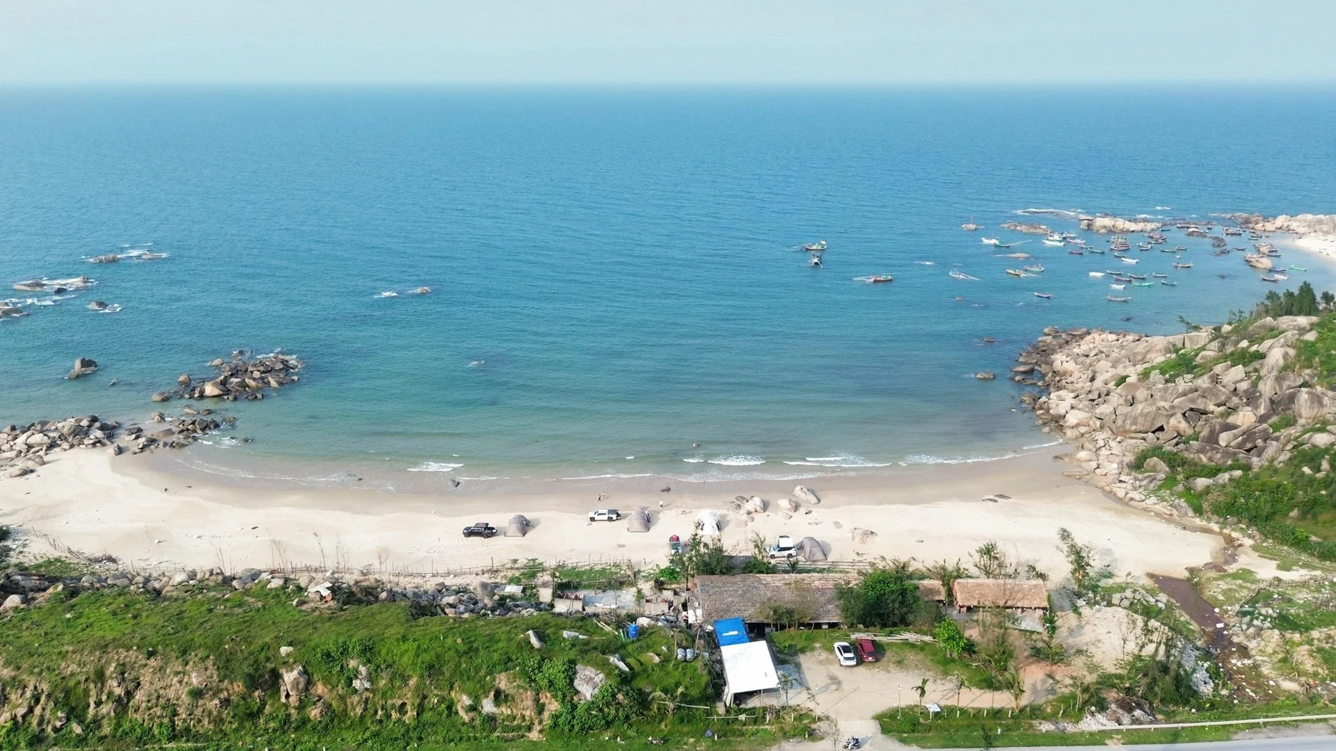 3 bãi biển được ví thiên đường ngủ quên, có nơi cách Hà Nội chỉ 6 tiếng lái xe - Hình 4