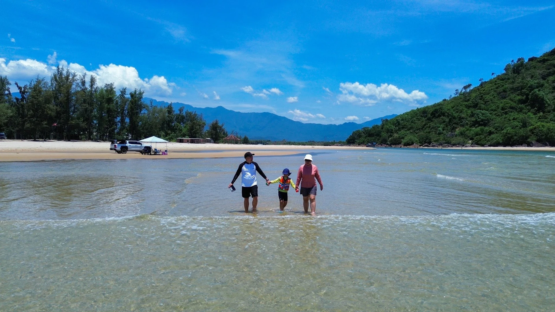 3 bãi biển được ví thiên đường ngủ quên, có nơi cách Hà Nội chỉ 6 tiếng lái xe - Hình 1