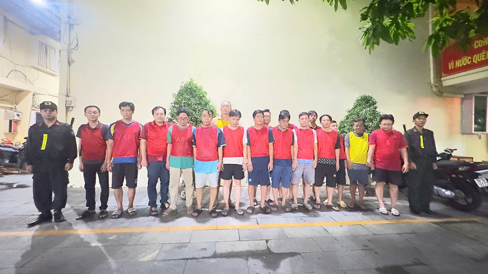 Bắt 17 người trong đường dây cá độ bóng đá, phơi cược ghi sau phiếu giữ xe - Hình 1