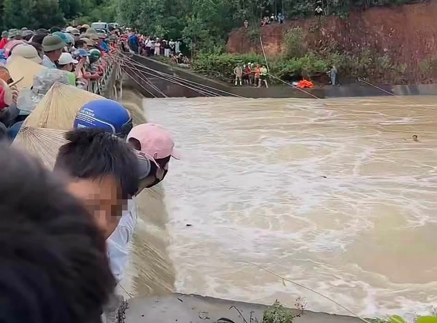 Mưa lớn ở Nghệ An, một người tử vong, hàng trăm hộ dân bị cô lập - Hình 1