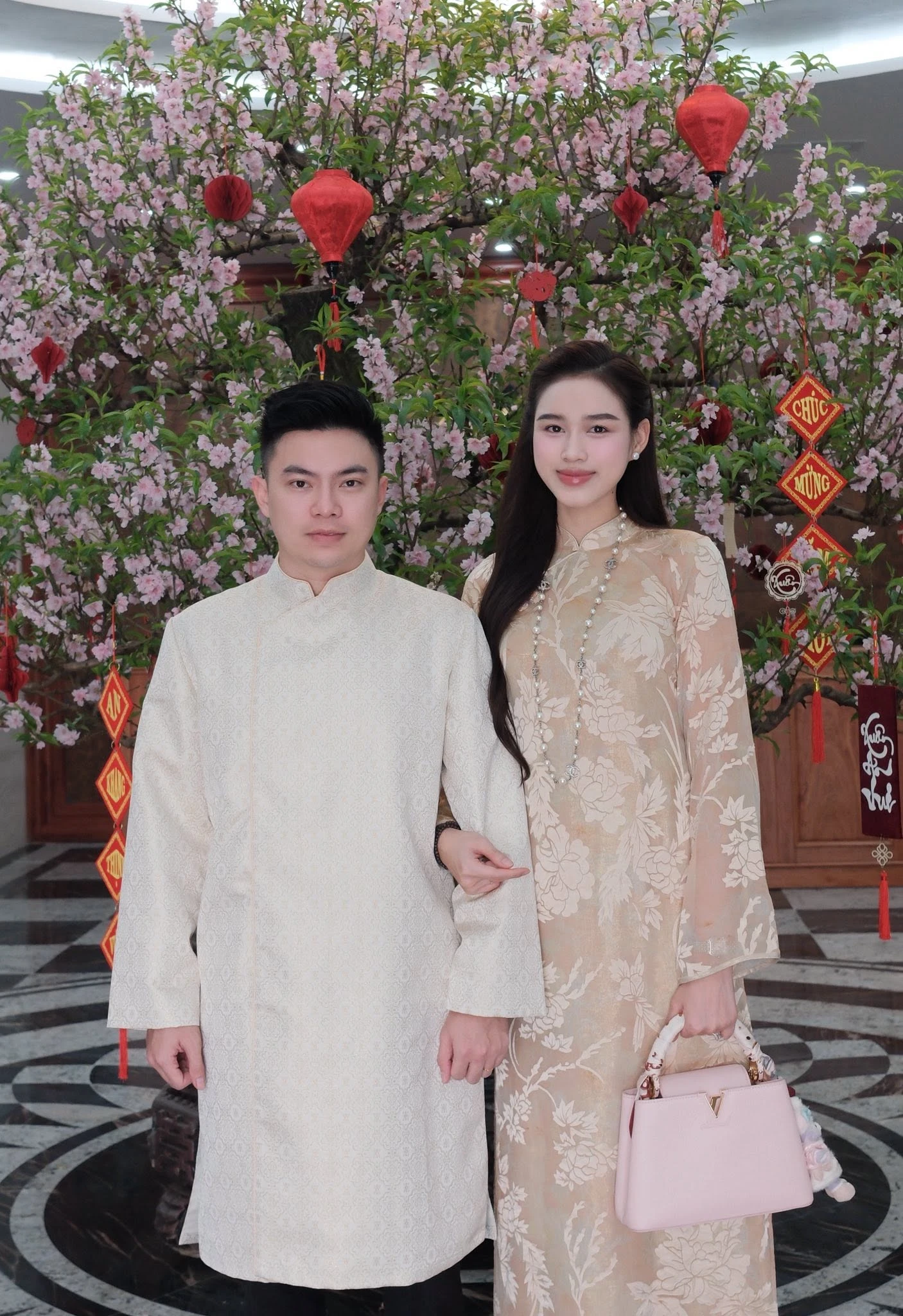 Bắt gặp Hoa hậu Việt và thiếu gia che chắn kín bưng, cùng nhau đi chợ quê - Hình 3