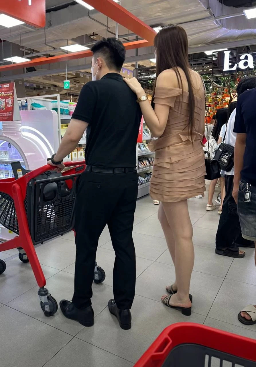 Bắt gặp Hoa hậu Việt và thiếu gia che chắn kín bưng, cùng nhau đi chợ quê - Hình 2