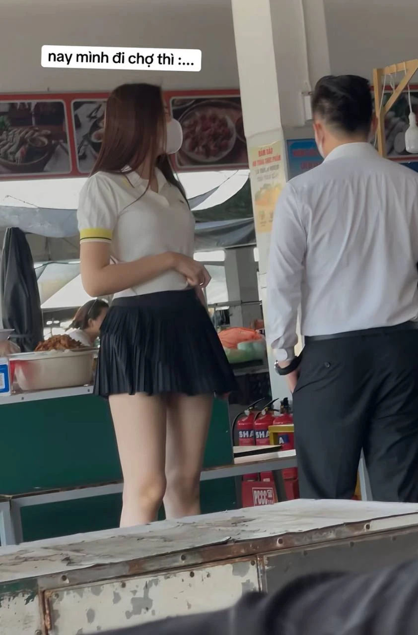 Bắt gặp Hoa hậu Việt và thiếu gia che chắn kín bưng, cùng nhau đi chợ quê - Hình 1
