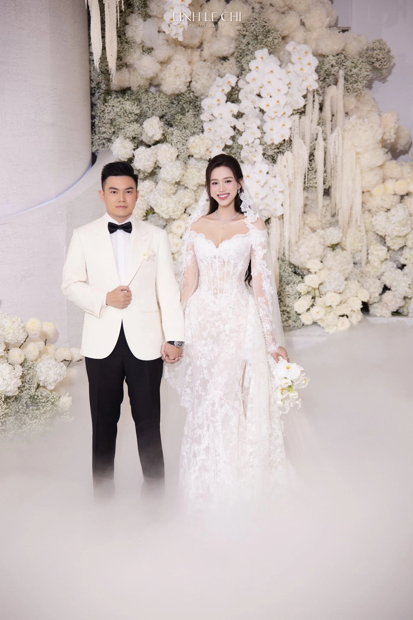 Bắt gặp Hoa hậu Việt và thiếu gia che chắn kín bưng, cùng nhau đi chợ quê - Hình 4