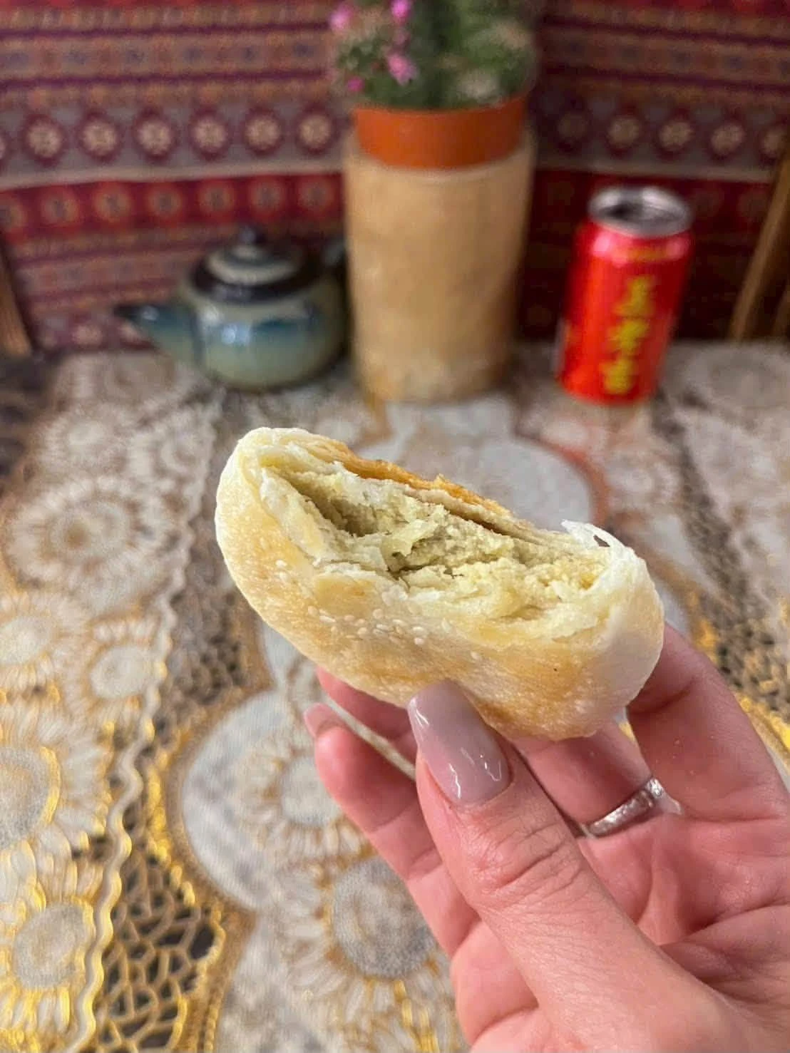 Cắn miếng bánh hạt dẻ chồng mang về từ chuyến công tác, tôi cười nhạt nhìn lại hôn nhân 10 năm - Hình 1