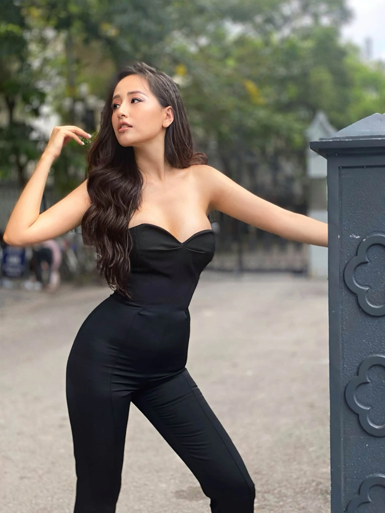 Loạt ảnh gợi cảm của Mai Phương Thúy gây xôn xao - Hình 2