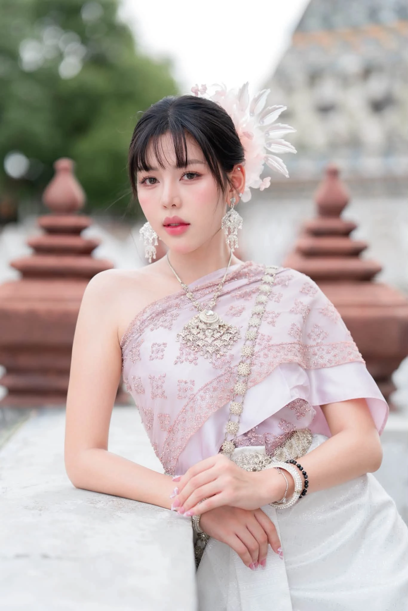 Mai Phương Thúy đăng ảnh gợi cảm, Nhật Kim Anh thân thiết cầu thủ Đình Bắc - Hình 11