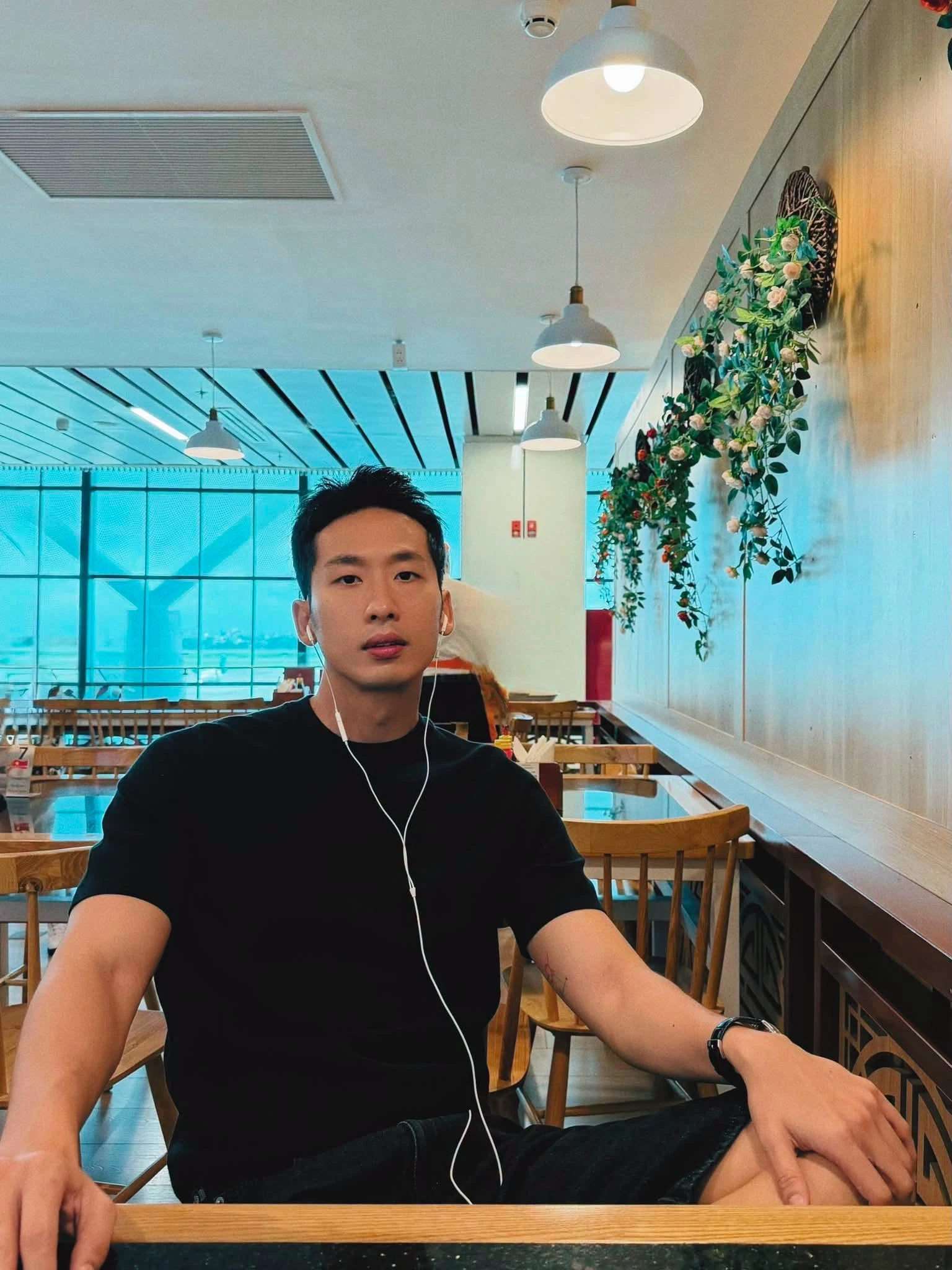 Mai Phương Thúy đăng ảnh gợi cảm, Nhật Kim Anh thân thiết cầu thủ Đình Bắc - Hình 6