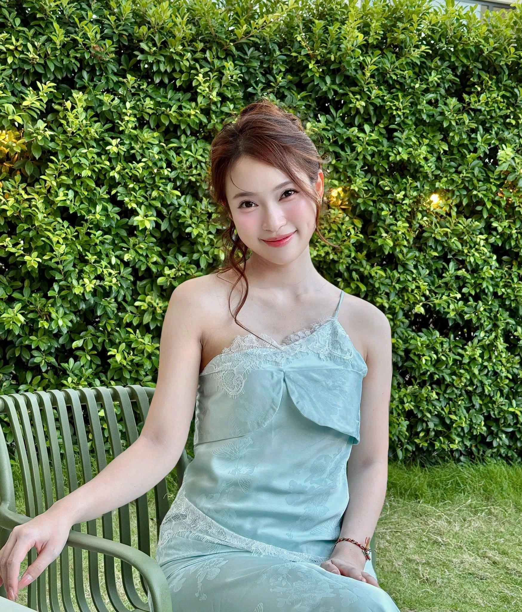 Mai Phương Thúy đăng ảnh gợi cảm, Nhật Kim Anh thân thiết cầu thủ Đình Bắc - Hình 3