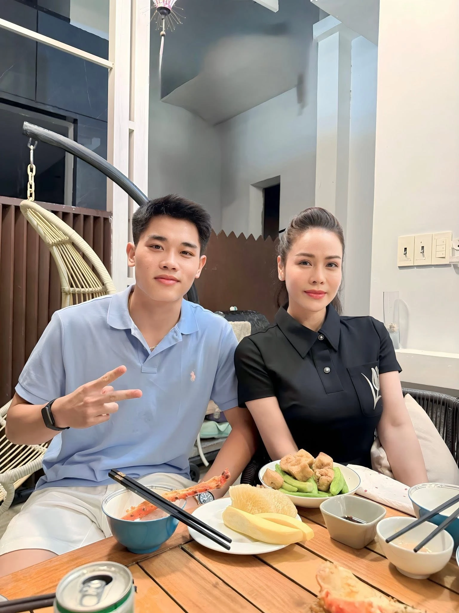 Mai Phương Thúy đăng ảnh gợi cảm, Nhật Kim Anh thân thiết cầu thủ Đình Bắc - Hình 7