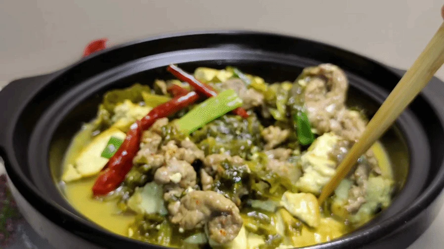 Món ăn này rất dễ nấu, có đủ rau, thịt và đậu, hương vị chua ngọt đậm đà, nghĩ thôi đã thấy thèm! - Hình 1