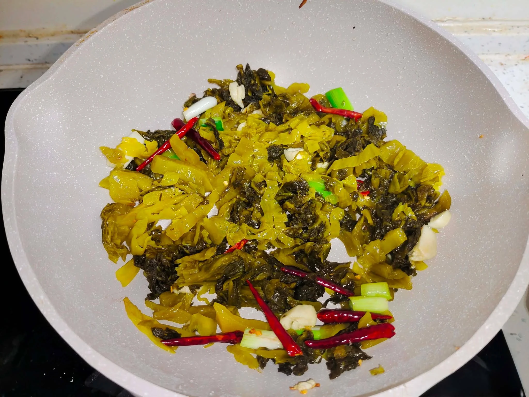 Món ăn này rất dễ nấu, có đủ rau, thịt và đậu, hương vị chua ngọt đậm đà, nghĩ thôi đã thấy thèm! - Hình 6