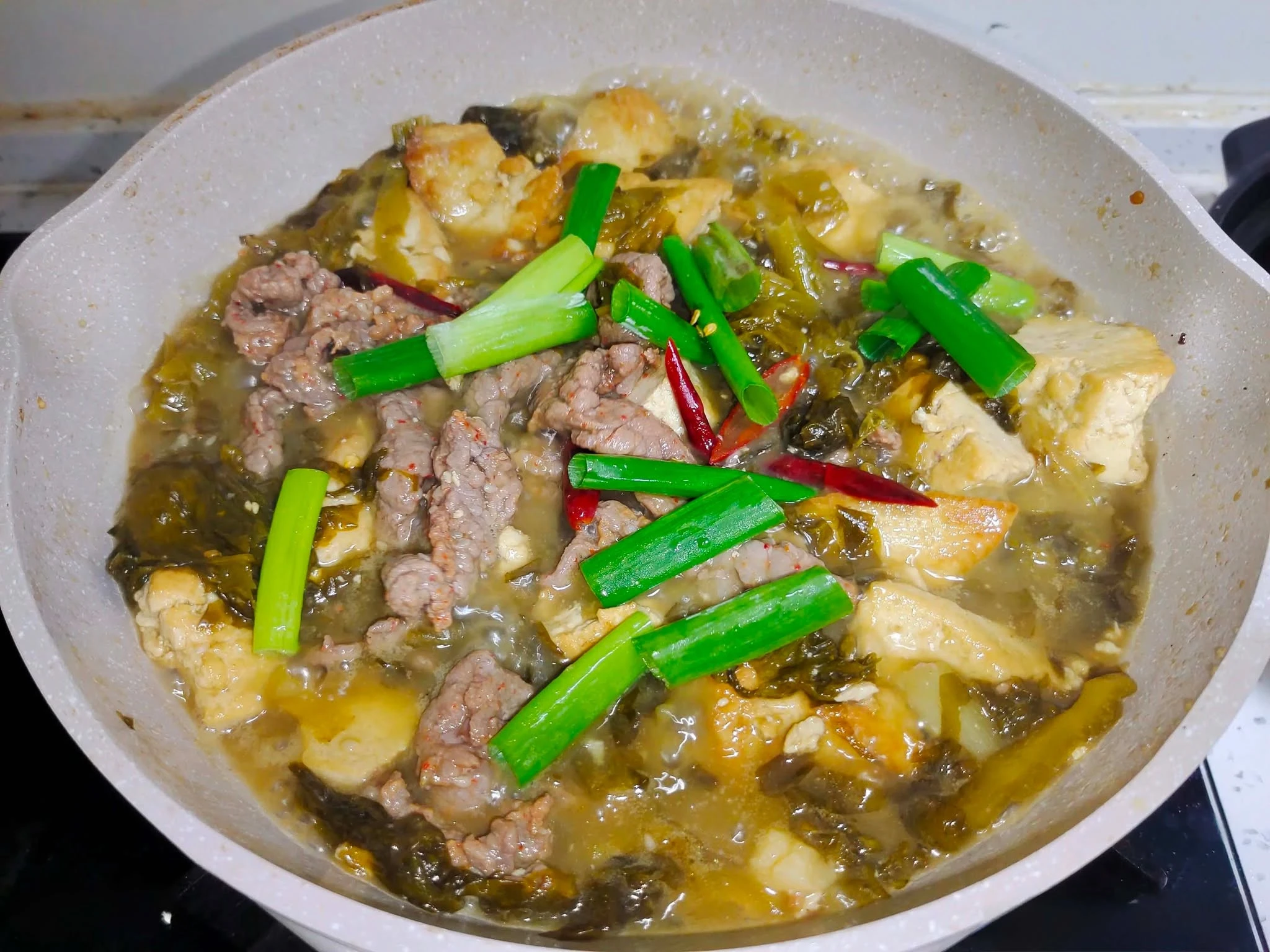 Món ăn này rất dễ nấu, có đủ rau, thịt và đậu, hương vị chua ngọt đậm đà, nghĩ thôi đã thấy thèm! - Hình 8