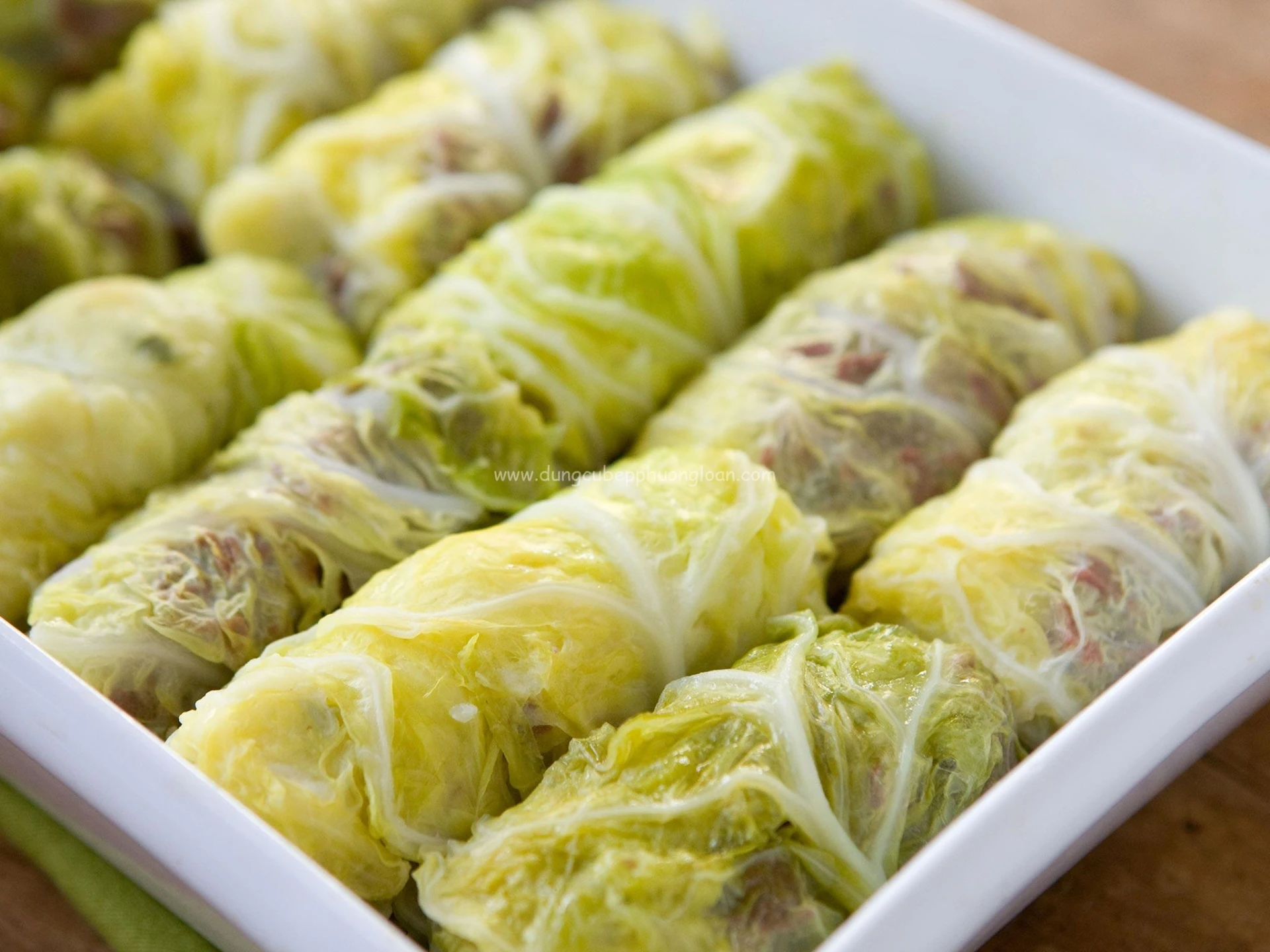 Bắp cải nhà nào cũng có, đem cuộn thịt rồi làm sốt theo cách này lại thành món cả nhà tranh nhau gắp - Hình 1