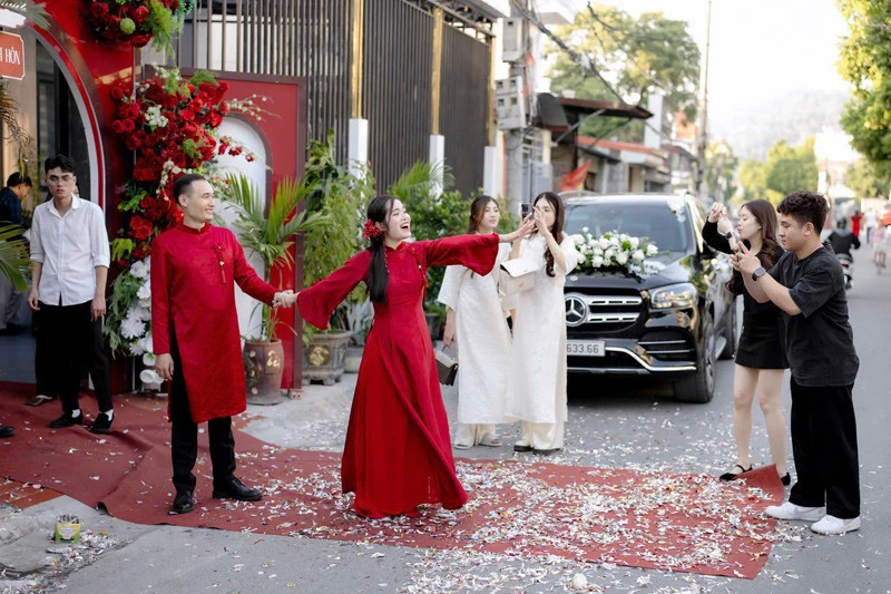 Cô gái Hải Phòng được cả xóm mai mối, lấy chồng nhà đối diện cách 17 bước chân - Hình 3