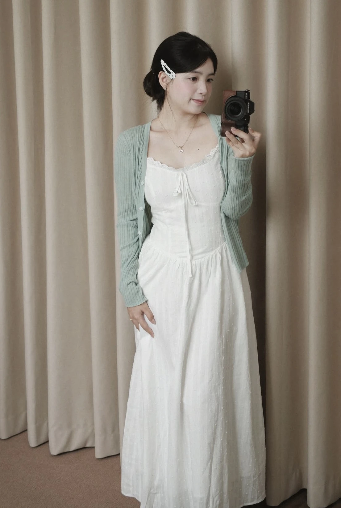 Mê váy hai dây nhưng ngại hở, cứ khoác thêm áo cardigan là đẹp - Hình 5